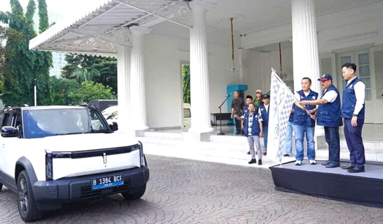 PT Chery Sales Indonesia Melakukan aksi Menanam pohon produktif